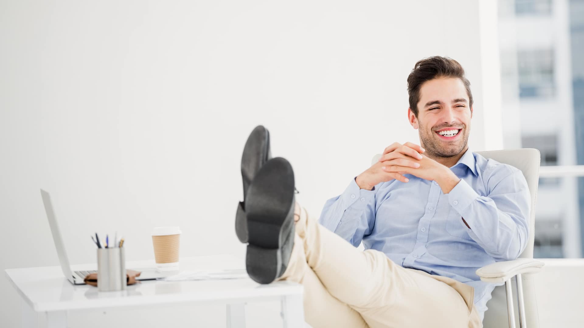 Мужчина сесть. Человек пьет чай сидя с ноги на ногу. Man feet on the Table. Man with feet on the Table.